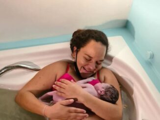 Parto humanizado, na água, emociona a parturiente e a equipe da Santa Casa