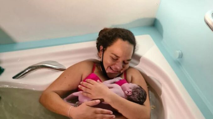 Parto humanizado, na água, emociona a parturiente e a equipe da Santa Casa Parto humanizado, na água, emociona a parturiente e a equipe da Santa Casa