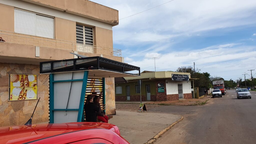 Parada de ônibus com placa fotovoltaica