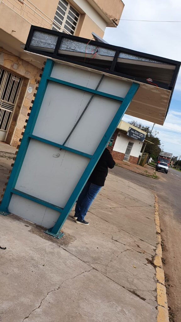 Parada de ônibus com placa fotovoltaica