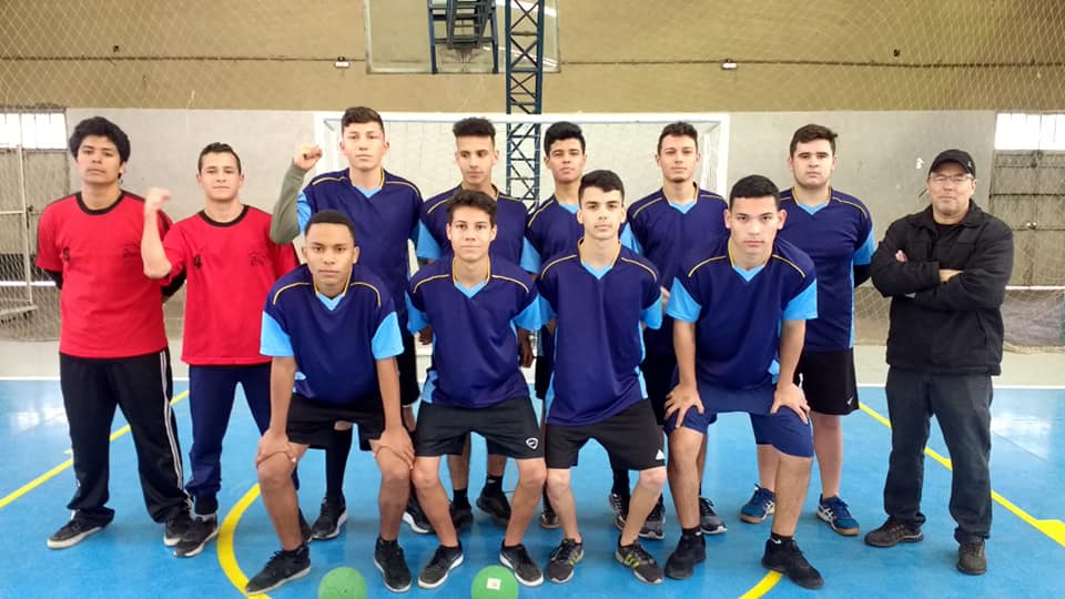 Professor Claudio com mais uma equipe de alunos