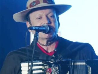 Vocalista da banda Garotos de Ouro morre em acidente com ônibus em SC