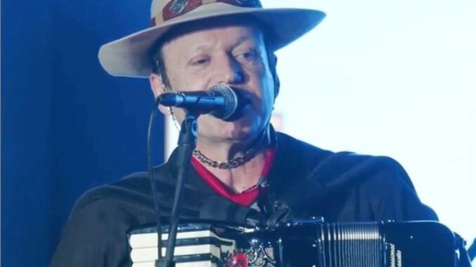 Vocalista da banda Garotos de Ouro morre em acidente com ônibus em SC Vocalista da banda Garotos de Ouro morre em acidente com ônibus em SC