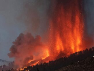 Vulcão entra em erupção