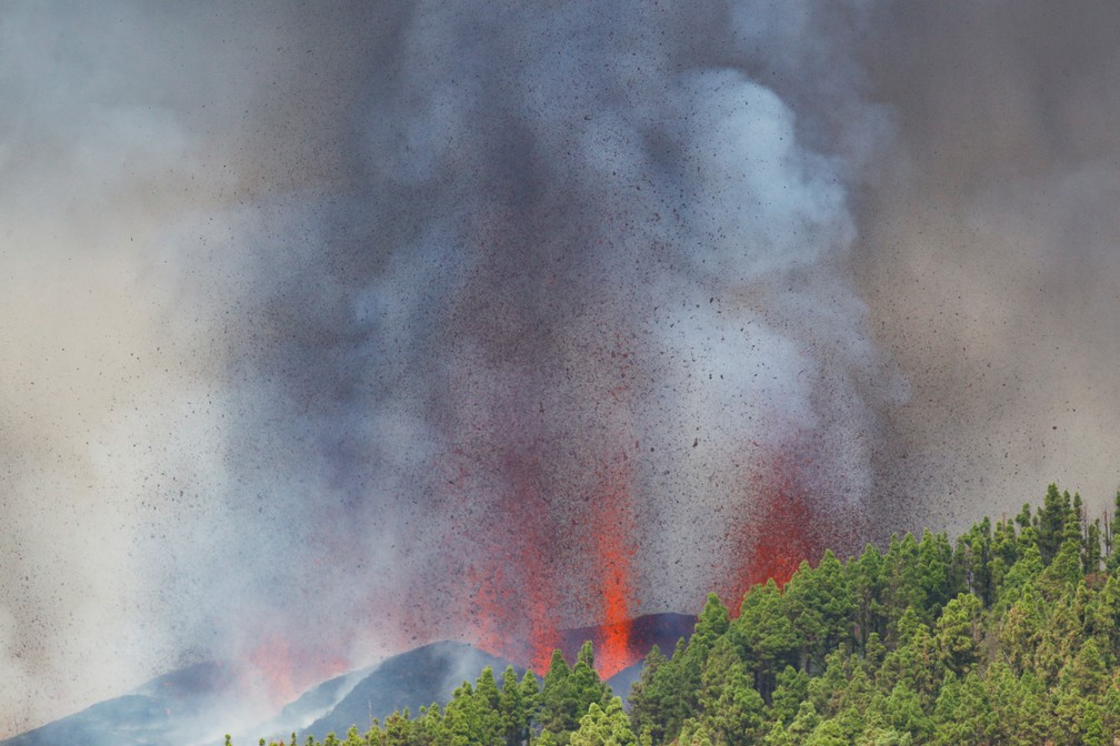 Vulcão entra em erupção