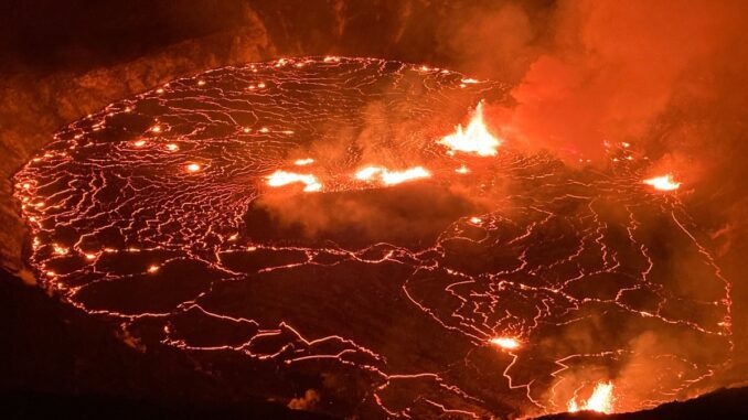 Vulcão kilaeua volta a entrar em erupção