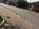 Motorista corta fiação com alicate após enroscar baú do caminhão