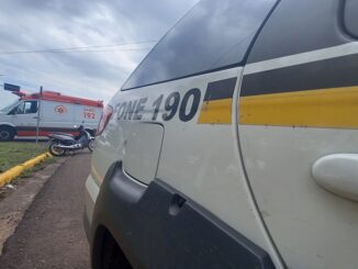 Motociclista bate na lateral de carro na rótula do Centro Social Urbano