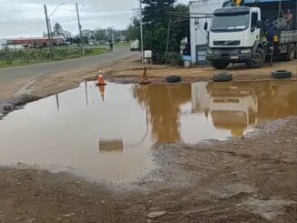 Àgua em frente a prédio na entrada da Assis Brasil
