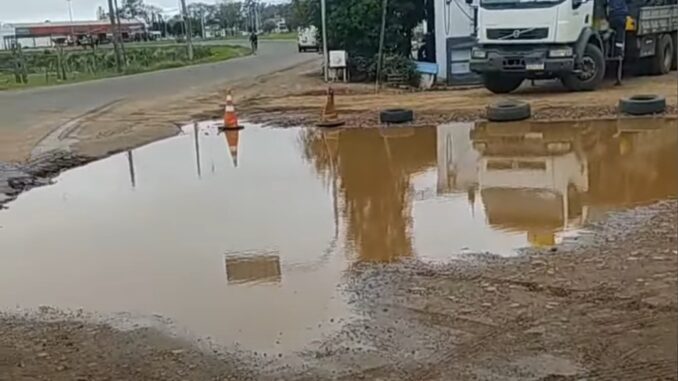 Água em frente a prédio na entrada da Assis Brasil Àgua em frente a prédio na entrada da Assis Brasil