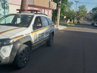 Motociclista avança preferencial e provoca acidente