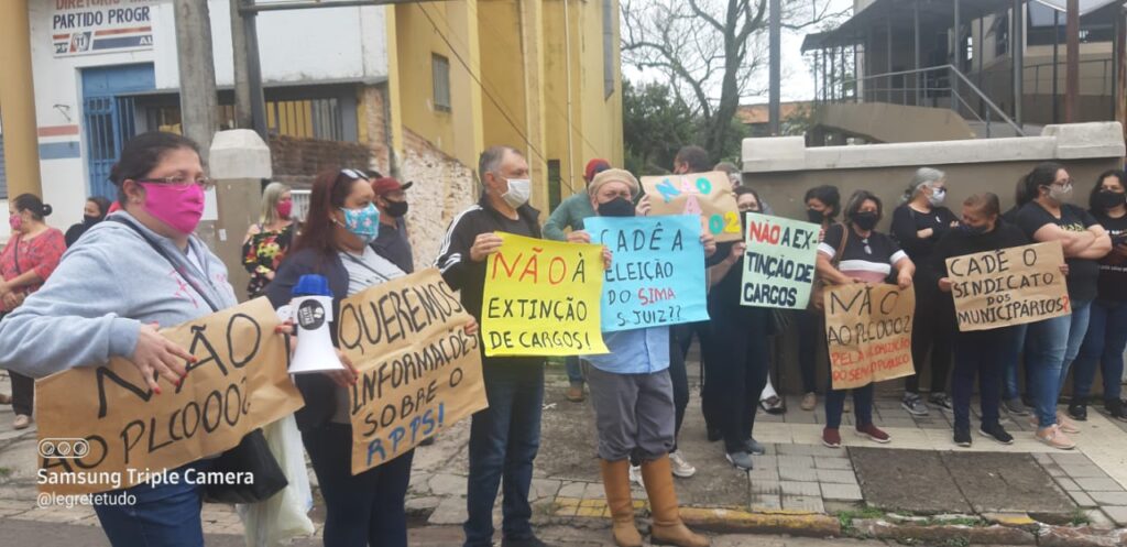 Servidores da Prefeitura protestam contra PLC 002