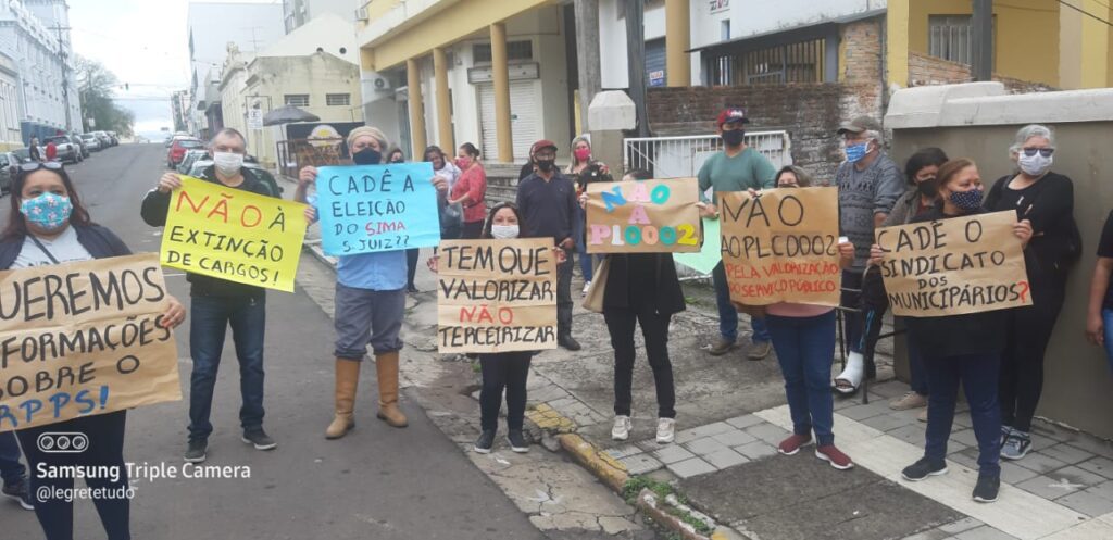 Servidores da Prefeitura protestam contra PLC 002