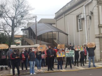 Servidores da Prefeitura protestam contra PLC 002