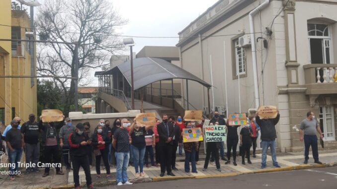 Servidores da Prefeitura protestam contra PLC 002 Servidores da Prefeitura protestam contra PLC 002