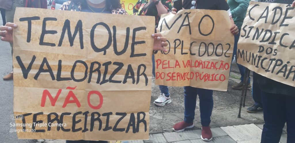 Servidores da Prefeitura protestam contra PLC 002
