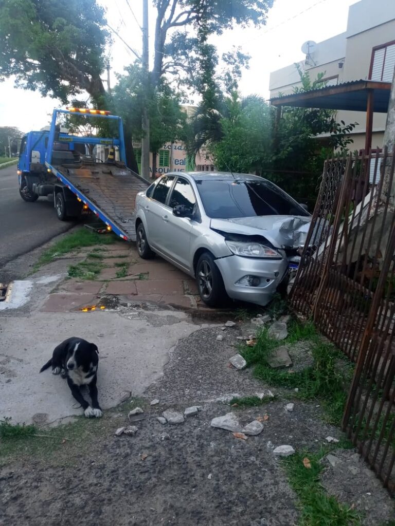 Carro bate em muro e motorista acaba preso pela Brigada Militar em Alegrete