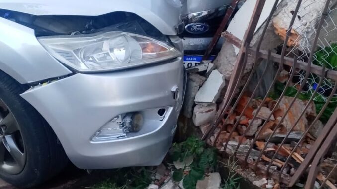 Carro bate em muro e motorista acaba preso pela Brigada Militar em Alegrete