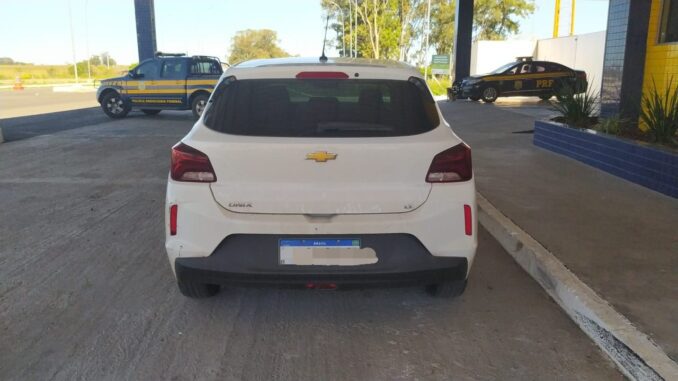 PRF prende criminosos e recupera carro em Uruguaiana PRF prende criminosos e recupera carro em Uruguaiana