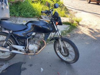 Colisão entre moto e carro deixou homem ferido na Maurício Cardoso