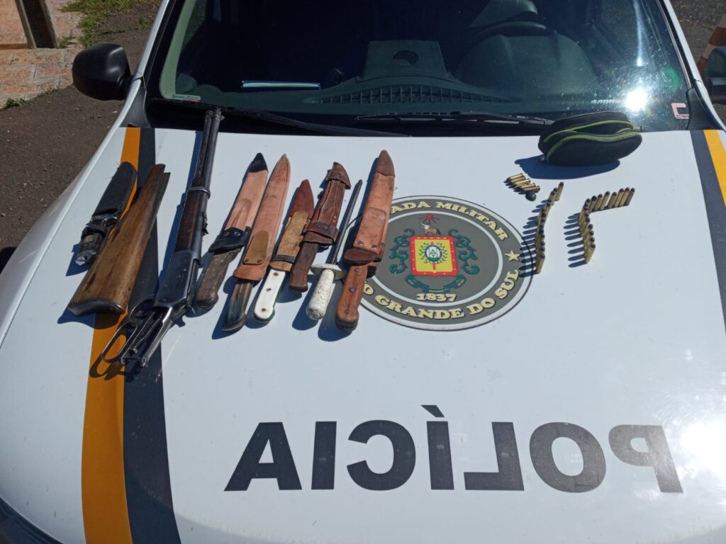 Com cães no porta-malas e arma de fogo, homem é preso na RSC 377