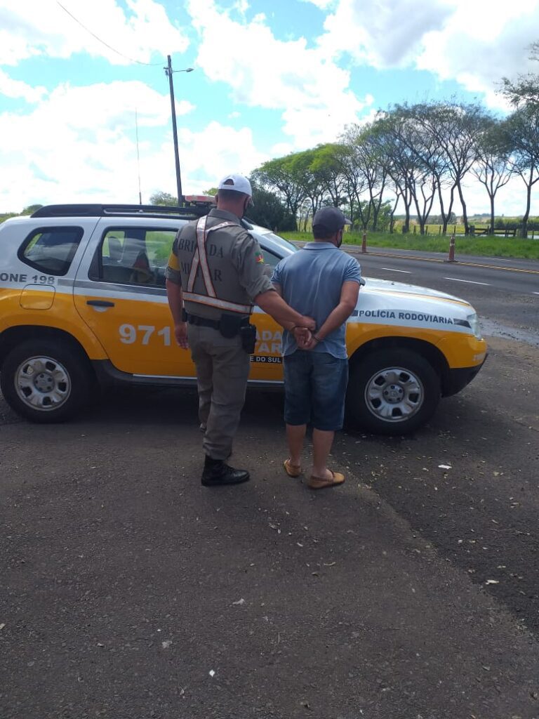 Com cães no porta-malas e arma de fogo, homem é preso na RSC 377