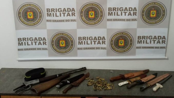 Com cães no porta-malas e arma de fogo, homem é preso na RSC 377 Com cães no porta-malas e arma de fogo, homem é preso na RSC 377