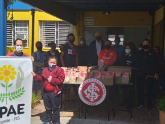 Consulado do internacional presenteia alunos da APAE na semana da criança
