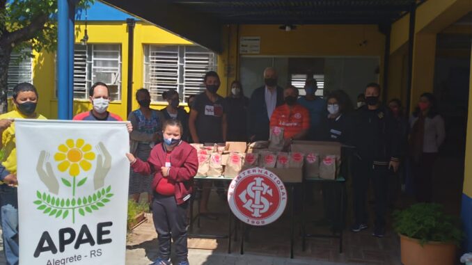 Consulado do internacional presenteia alunos da APAE na semana da criança Consulado do internacional presenteia alunos da APAE na semana da criança