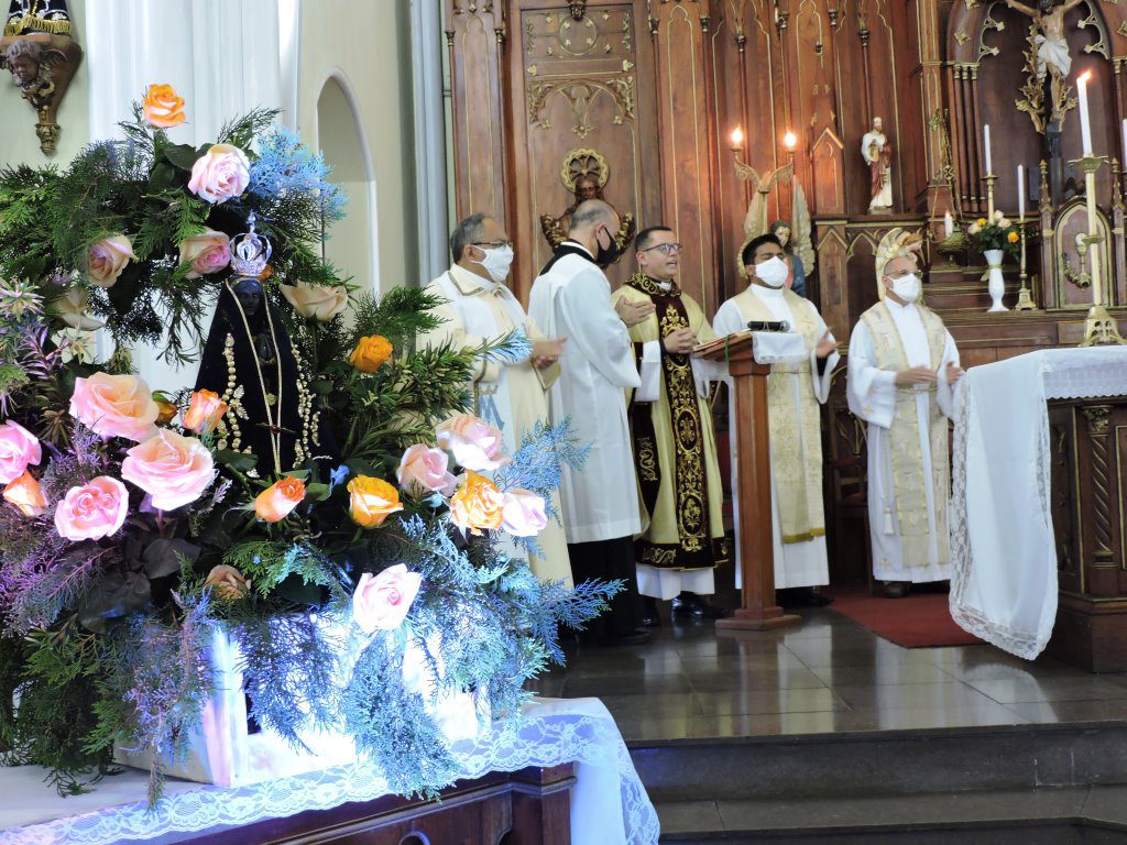 Igreja Matriz Nossa Senhora a Conceição - celebrou o dia da Padroeira do Brasil.