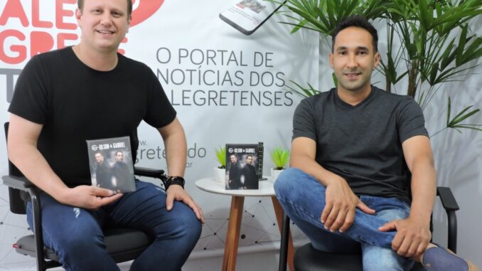 Dupla sertaneja Gilson & Gabriel visita redação do Portal Alegrete Tudo