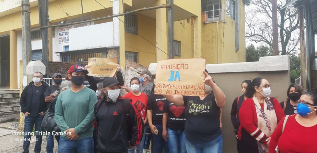 Servidores da Prefeitura protestam contra PLC 002