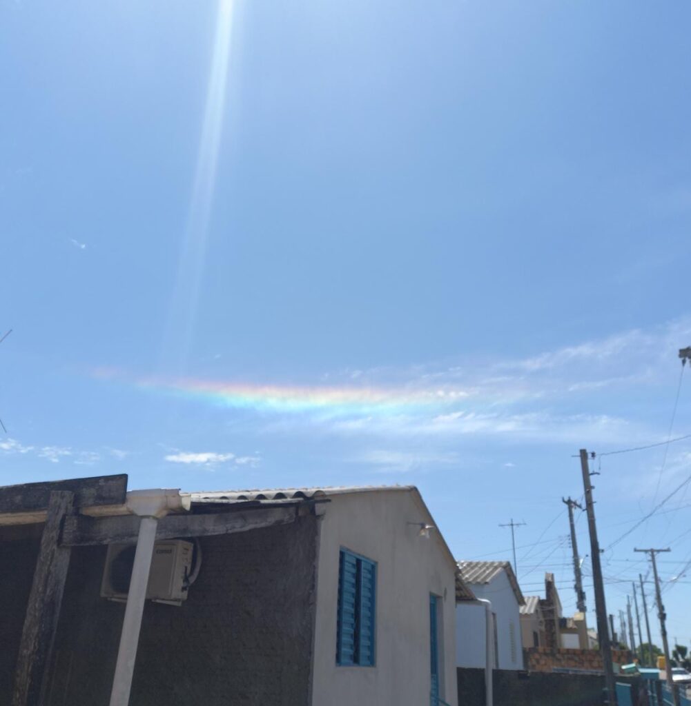 Fenômeno faz nuvem colorida surgir no céu de Alegrete