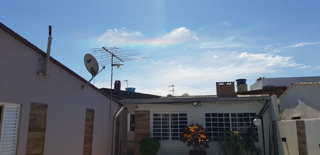 Fenômeno faz nuvem colorida surgir no céu de Alegrete