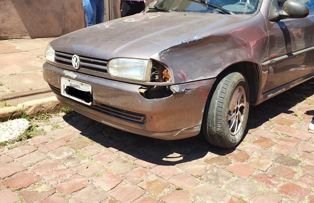 Grave acidente entre moto e carro deixa homem ferido
