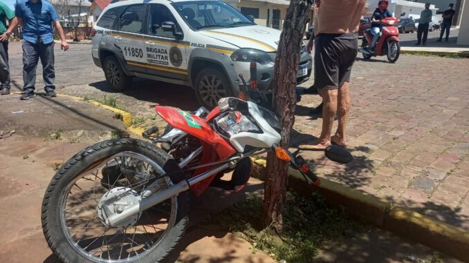 Grave acidente entre moto e carro deixa homem ferido Grave acidente entre moto e carro deixa homem ferido