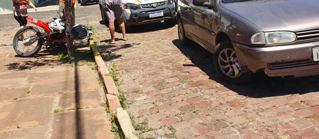 Grave acidente entre moto e carro deixa homem ferido
