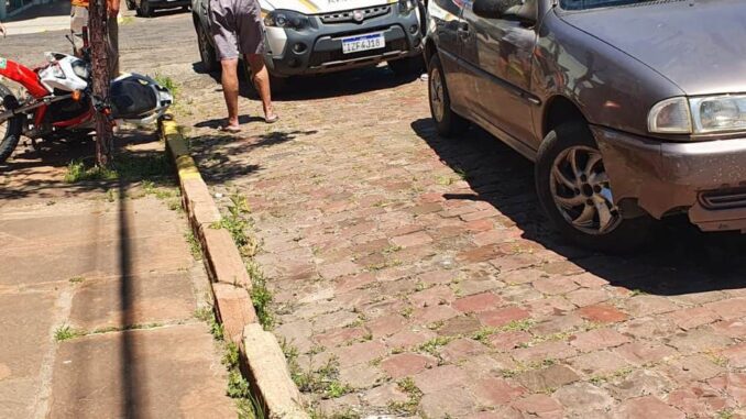 Grave acidente entre moto e carro deixa homem ferido Grave acidente entre moto e carro deixa homem ferido
