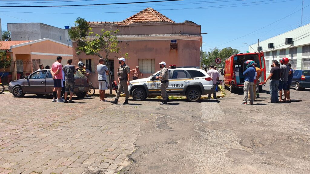Grave acidente entre moto e carro deixa homem ferido