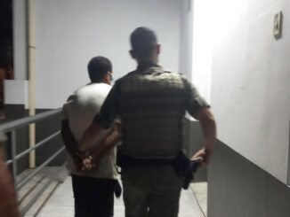Homem armado assalta mercado na Zona leste e acaba preso pela Brigada Militar