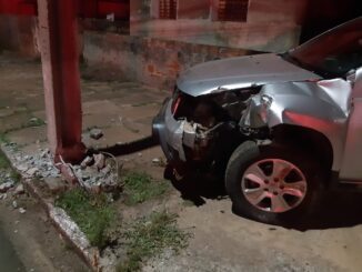 Homem colide Duster em poste de energia, recusa teste do etilômetro e é preso