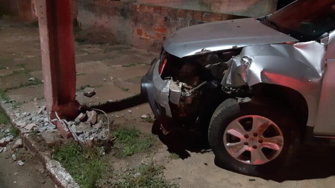 Homem colide Duster em poste de energia, recusa teste do etilômetro e é preso Homem colide Duster em poste de energia, recusa teste do etilômetro e é preso