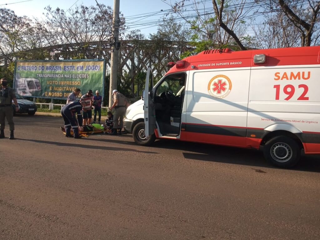 Pedestre é atropelado por moto e sofre lesões