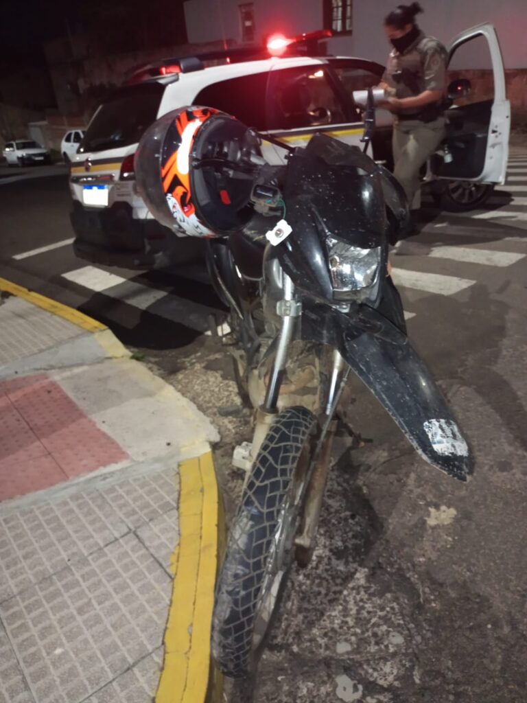 Motociclista e duas menores sofrem ferimentos em acidente na Praça Nova