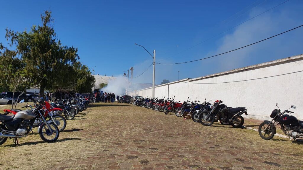 Lágrimas, motos e o carro: despedida de Alekis causa comoção em Alegrete