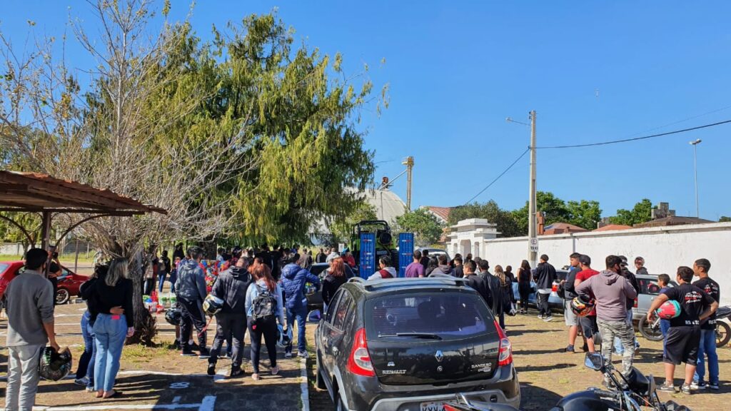 Lágrimas, motos e o carro: despedida de Alekis causa comoção em Alegrete