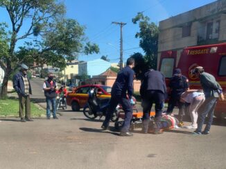 Motociclista avança na preferencial e sofre acidente