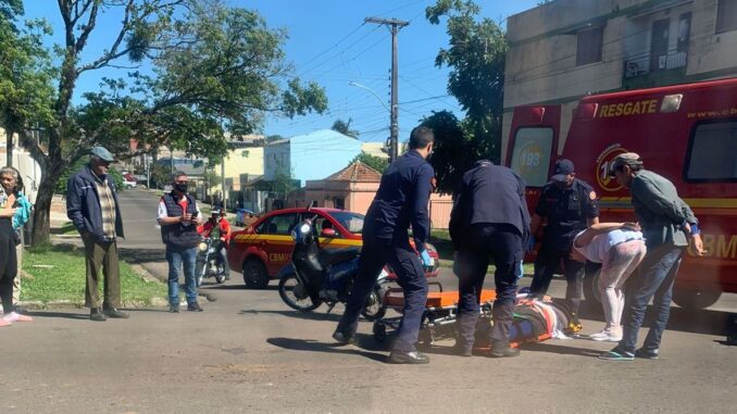 Motociclista avança na preferencial e sofre acidente Motociclista avança na preferencial e sofre acidente