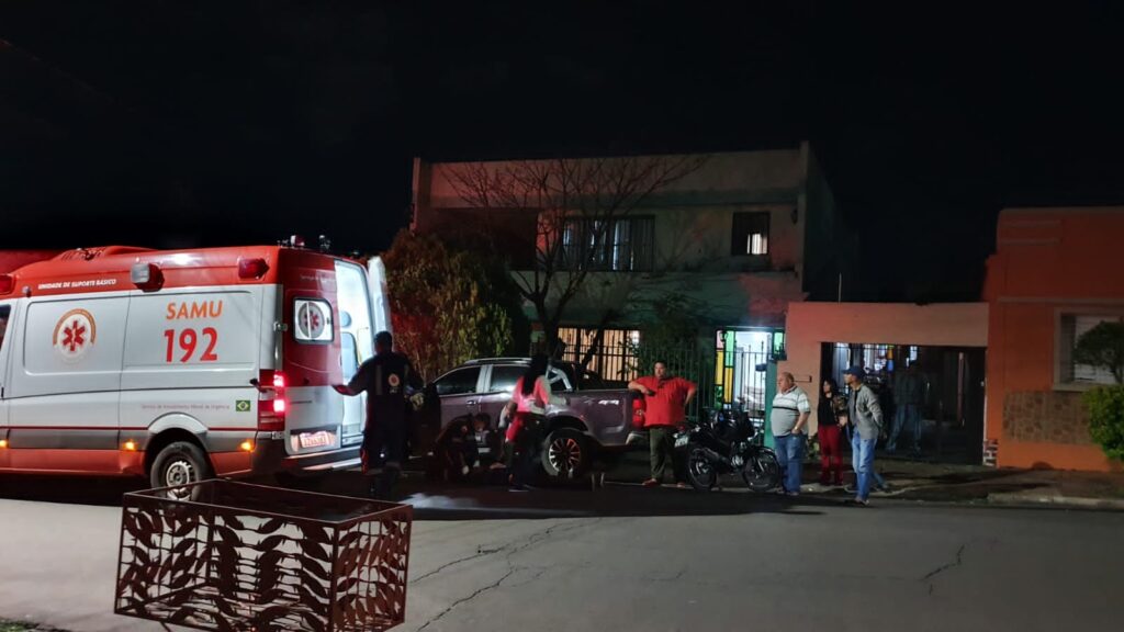 Motociclista sofre ferimentos aos colidir na traseira de caminhonete estacionada