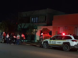 Motociclista sofre ferimentos aos colidir na traseira de caminhonete estacionada